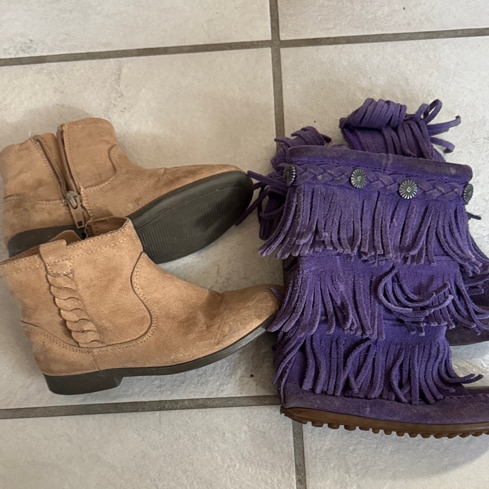 Minnetonka Kids Boots in Tan and Purple